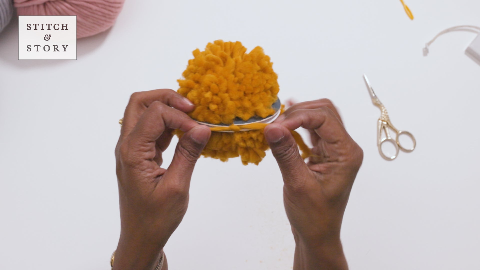 How to make a pom pom