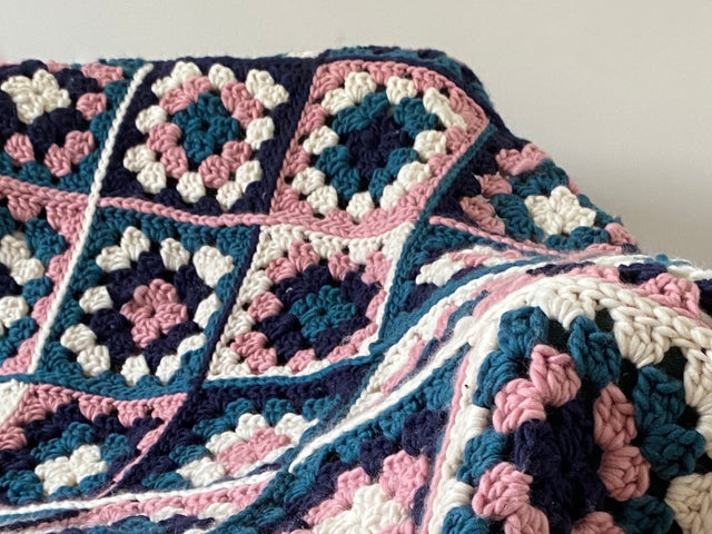 Chunky Granny Square Blanket - Free Crochet Pattern