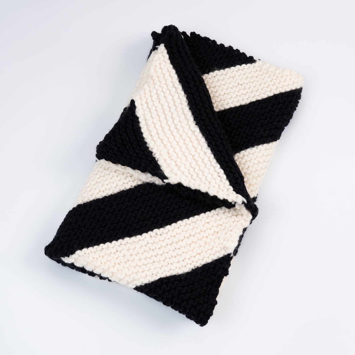 Peanuts: Snoopy Throw Knitting Kit