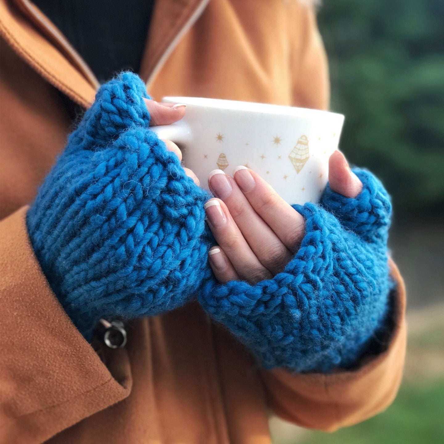 Hand shop knitted gloves